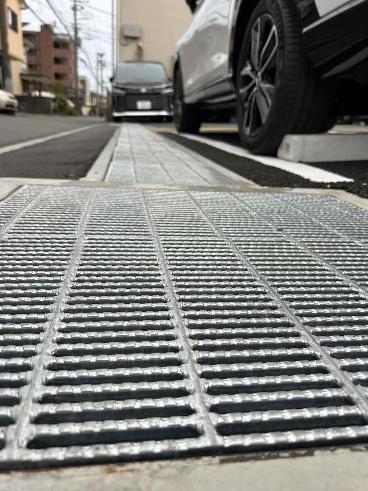 Steel grating walkway used in heavy load industrial area Steel grating walkway used in heavy load industrial area
